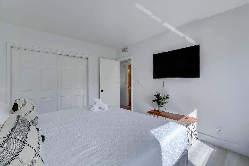 Chic Retreat: 2Br Apartment! Форт Лодърдейл Екстериор снимка