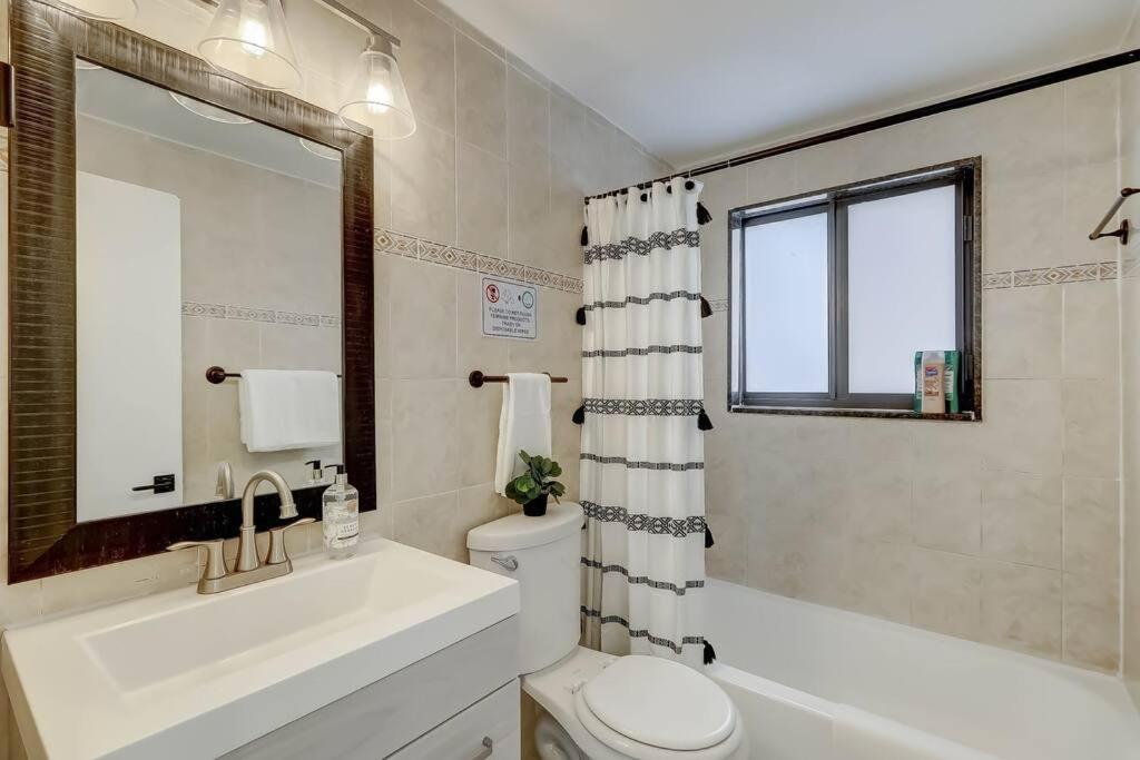 Chic Retreat: 2Br Apartment! Форт Лодърдейл Екстериор снимка