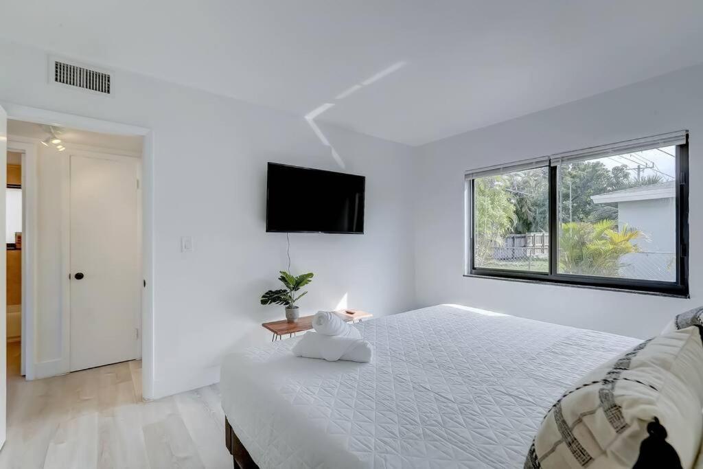Chic Retreat: 2Br Apartment! Форт Лодърдейл Екстериор снимка